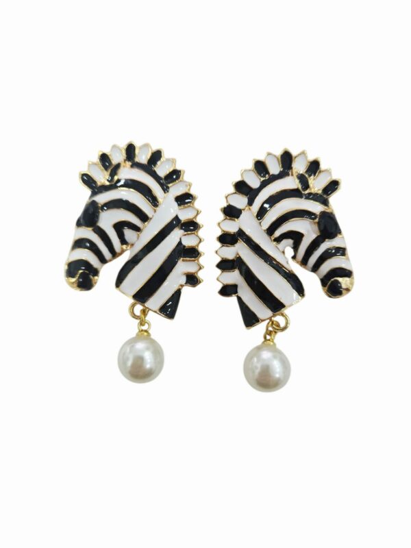 Orecchini zebra realizzati su ottone smaltato bianco nero,zircone nero e perla di maioraca pendente peso 8.1grlunghezza 4.5cm Spedizione Gratuita