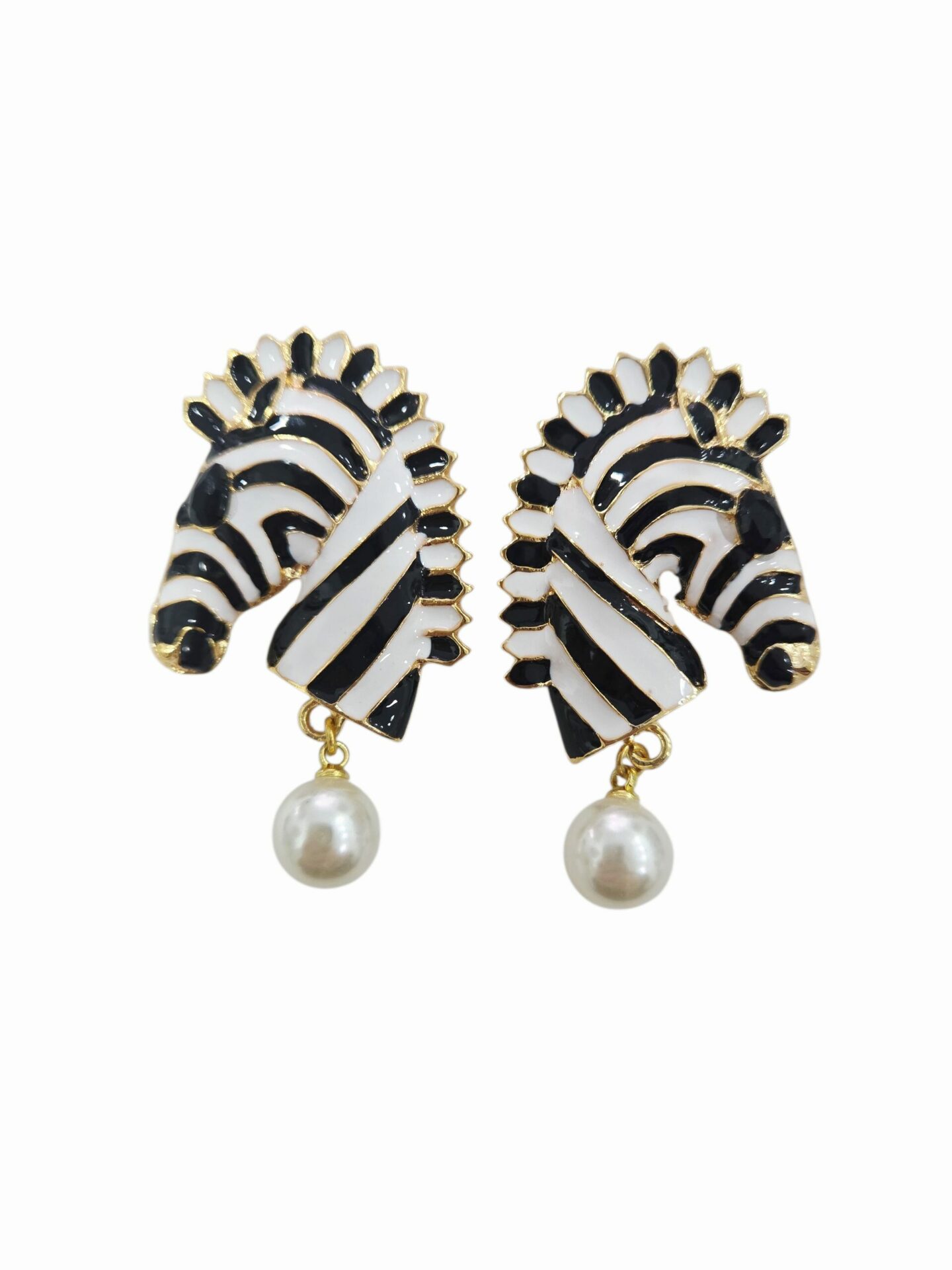 Orecchini zebra realizzati su ottone smaltato bianco nero,zircone nero e perla di maioraca pendente peso 8.1grlunghezza 4.5cm Spedizione Gratuita