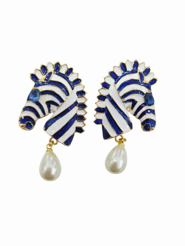 Orecchini zebra realizzati su ottone smaltato bianco blu,zircone blu e perla di maioraca pendente peso 8.1grlunghezza 4.5cm Spedizione Gratuita