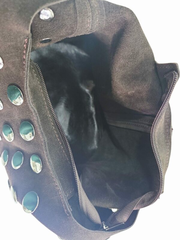Sacca in camoscio con borchie manico largo colore cioccolato, interno nudo con base in vera pelle. Chiusura con zipMade Italy ,vera pelle.Misure H21 B15 L29 Spedizione Gratuita