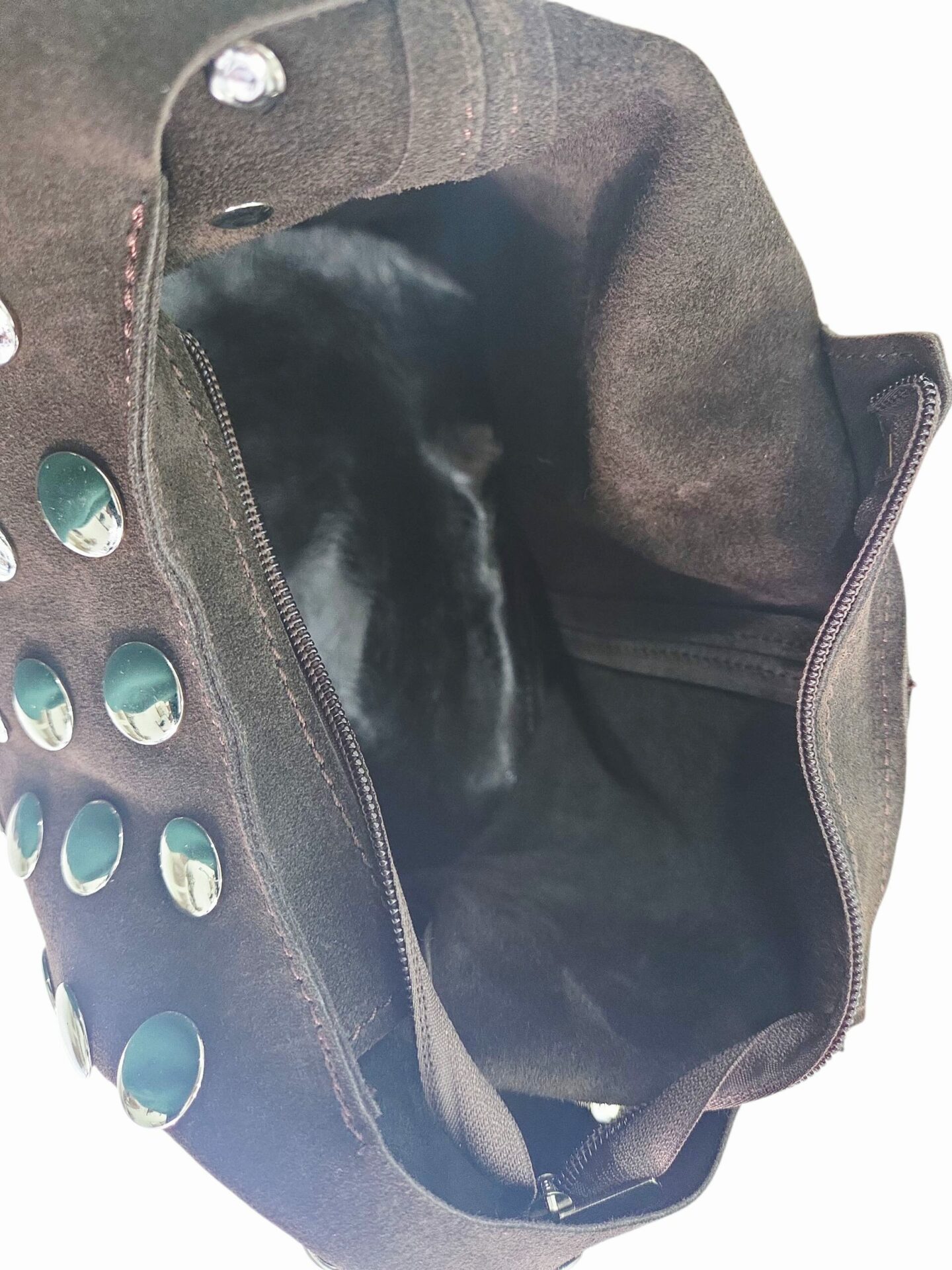 Sacca in camoscio con borchie manico largo colore cioccolato, interno nudo con base in vera pelle. Chiusura con zipMade Italy ,vera pelle.Misure H21 B15 L29 Spedizione Gratuita Sacca in camoscio con borchie manico largo colore cioccolato, interno nudo con base in vera pelle. Chiusura con zipMade Italy ,vera pelle.Misure H21 B15 L29 Spedizione Gratuita