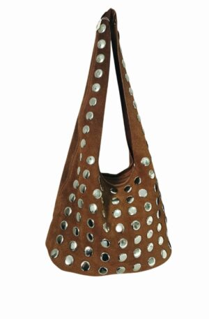 Sacca in camoscio con borchie manico largo colore marrone, interno nudo con base in vera pelle. Chiusura con zipMade Italy ,vera pelle.Misure H21 B15 L29 Spedizione Gratuita Sacca in camoscio con borchie manico largo colore marrone, interno nudo con base in vera pelle. Chiusura con zipMade Italy ,vera pelle.Misure H21 B15 L29 Spedizione Gratuita
