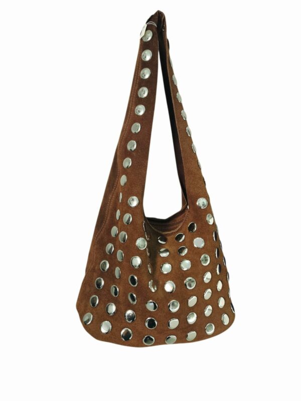 Sacca in camoscio con borchie manico largo colore marrone, interno nudo con base in vera pelle. Chiusura con zipMade Italy ,vera pelle.Misure H21 B15 L29 Spedizione Gratuita