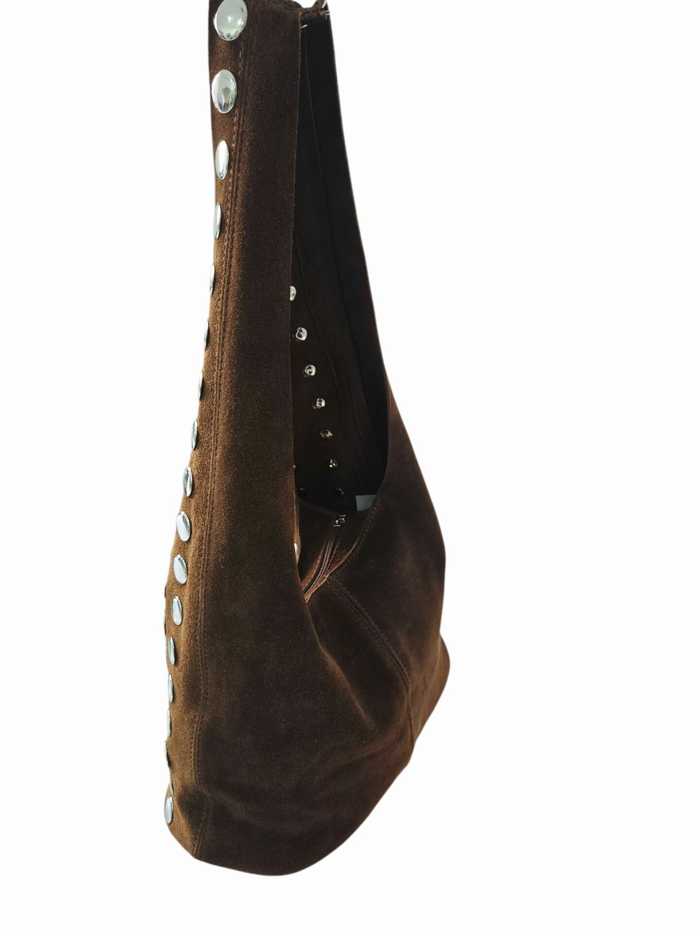 Sacca in camoscio con borchie manico largo colore marrone, interno nudo con base in vera pelle. Chiusura con zipMade Italy ,vera pelle.Misure H21 B15 L29 Spedizione Gratuita Sacca in camoscio con borchie manico largo colore marrone, interno nudo con base in vera pelle. Chiusura con zipMade Italy ,vera pelle.Misure H21 B15 L29 Spedizione Gratuita