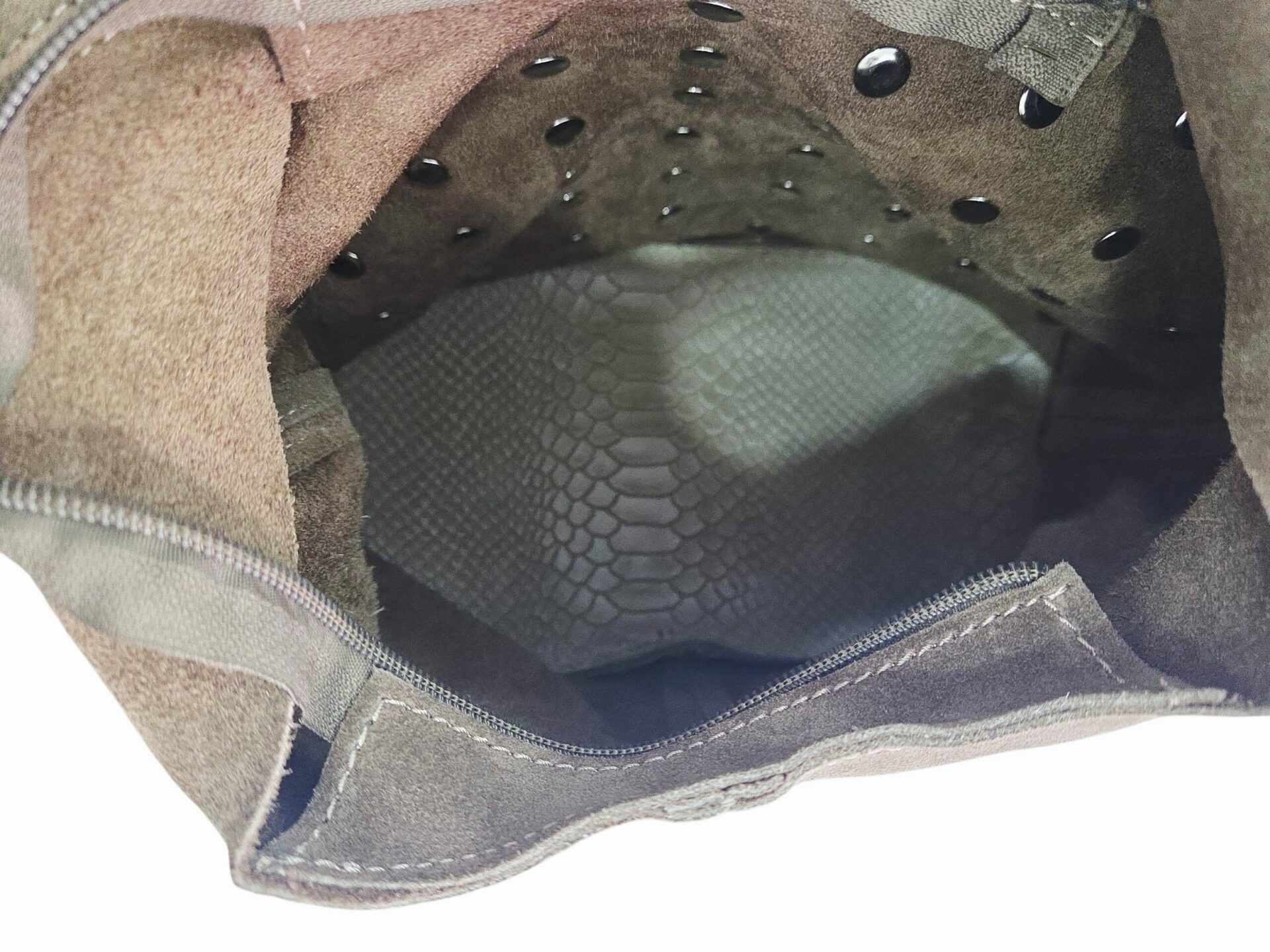 Sacca in camoscio con borchie manico largo colore fango, interno nudo con base in vera pelle. Chiusura con zipMade Italy ,vera pelle.Misure H21 B15 L29 Spedizione Gratuita Sacca in camoscio con borchie manico largo colore fango, interno nudo con base in vera pelle. Chiusura con zipMade Italy ,vera pelle.Misure H21 B15 L29 Spedizione Gratuita