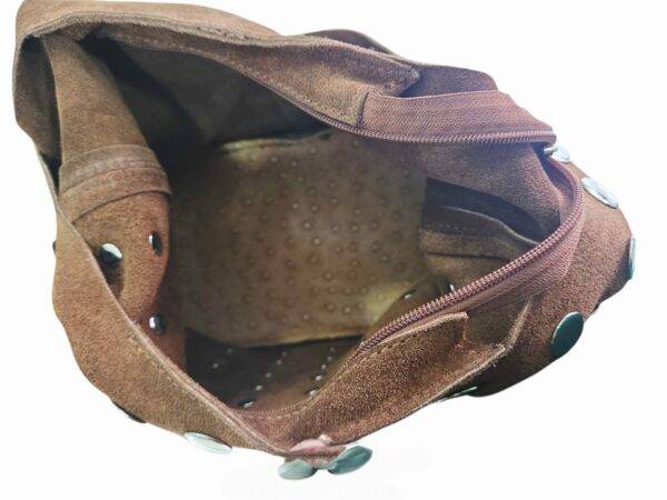 Sacca in camoscio con borchie manico largo colore marrone, interno nudo con base in vera pelle. Chiusura con zipMade Italy ,vera pelle.Misure H21 B15 L29 Spedizione Gratuita