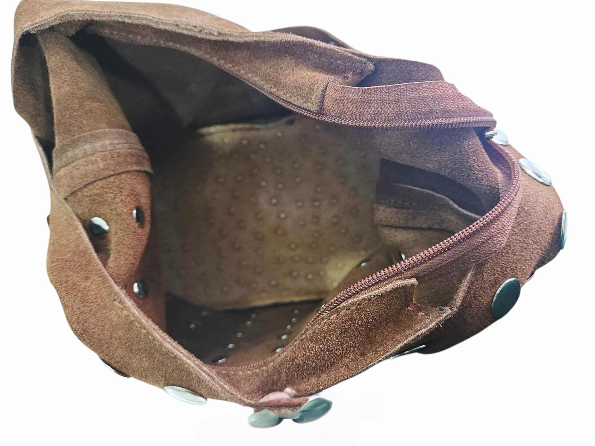 Sacca in camoscio con borchie manico largo colore marrone, interno nudo con base in vera pelle. Chiusura con zipMade Italy ,vera pelle.Misure H21 B15 L29 Spedizione Gratuita Sacca in camoscio con borchie manico largo colore marrone, interno nudo con base in vera pelle. Chiusura con zipMade Italy ,vera pelle.Misure H21 B15 L29 Spedizione Gratuita
