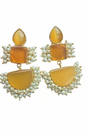 Orecchini  realizzati con occhio di gatto giallo e perle di Maiorca su base in ottone.lunghezza 5cmpeso 14.3gr Spedizione Gratuita Orecchini  realizzati con occhio di gatto giallo e perle di Maiorca su base in ottone.lunghezza 5cmpeso 14.3gr Spedizione Gratuita