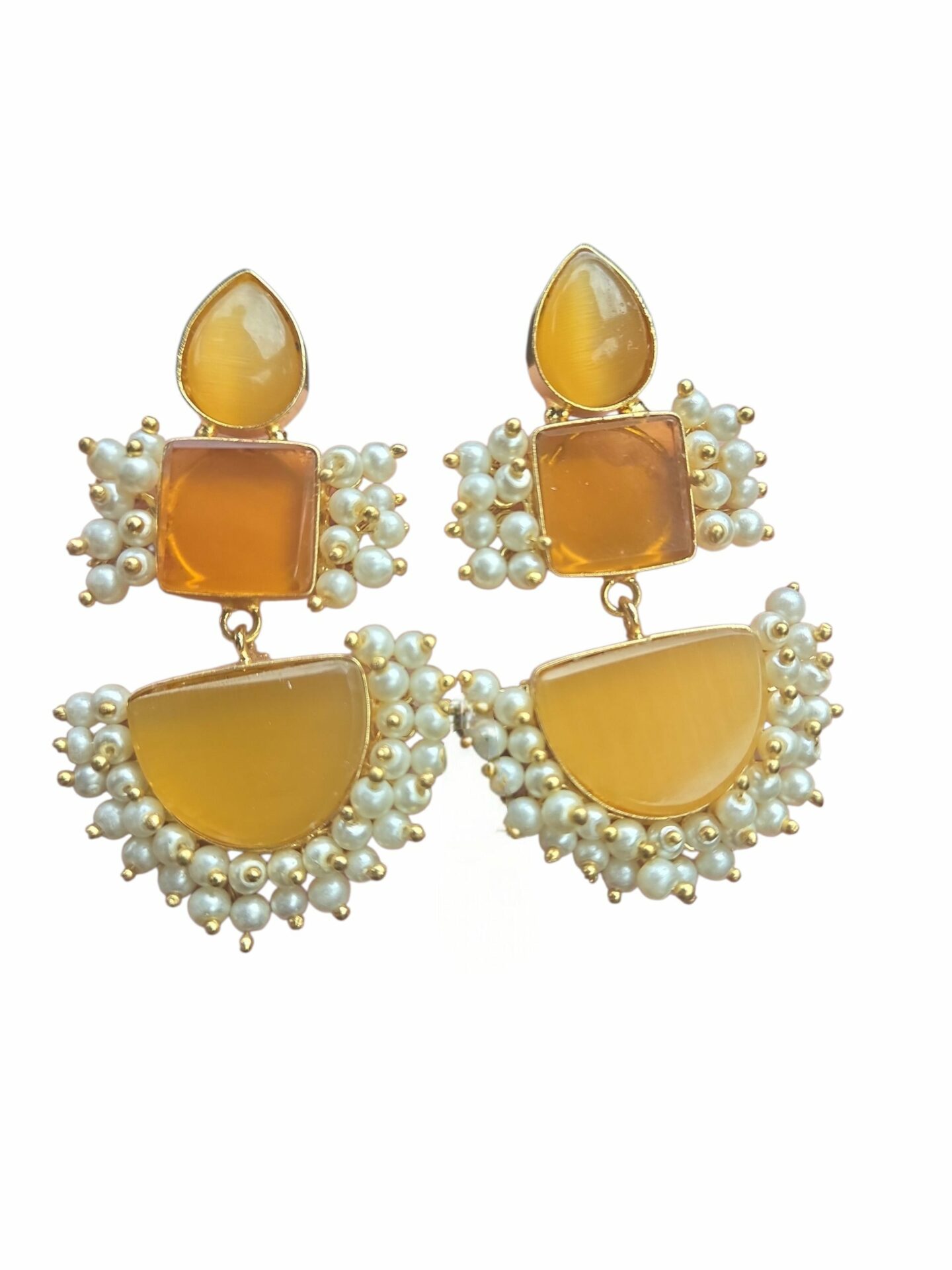 Orecchini  realizzati con occhio di gatto giallo e perle di Maiorca su base in ottone.lunghezza 5cmpeso 14.3gr Spedizione Gratuita Orecchini  realizzati con occhio di gatto giallo e perle di Maiorca su base in ottone.lunghezza 5cmpeso 14.3gr Spedizione Gratuita
