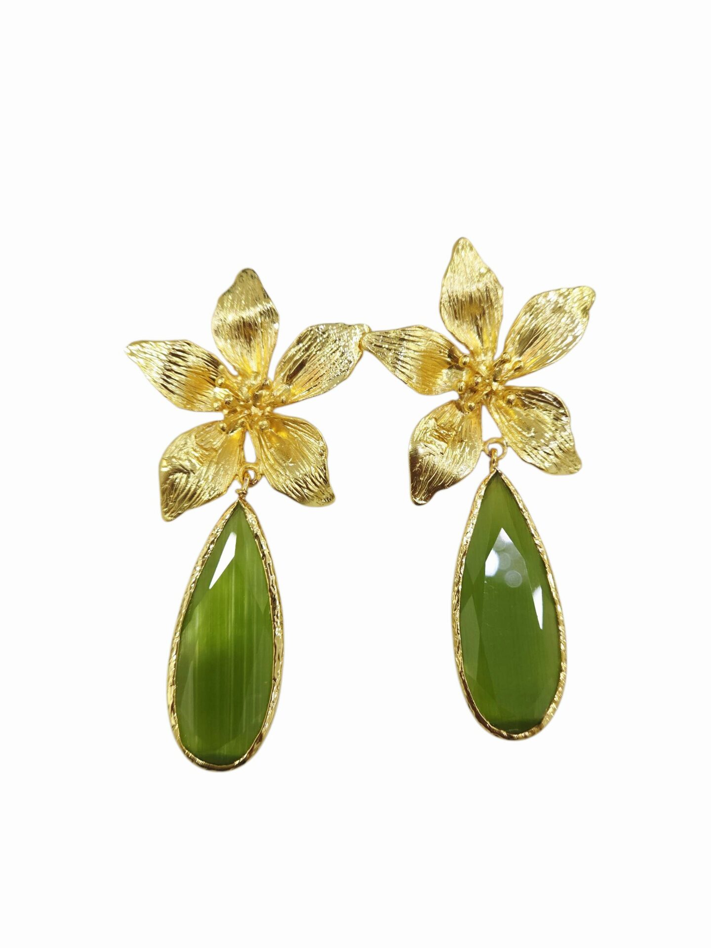 Orecchini  realizzati con fiore lobo in ottone e goccia occhio di gatto verde limelunghezza 7.5cmpeso 11.2gr Spedizione Gratuita
