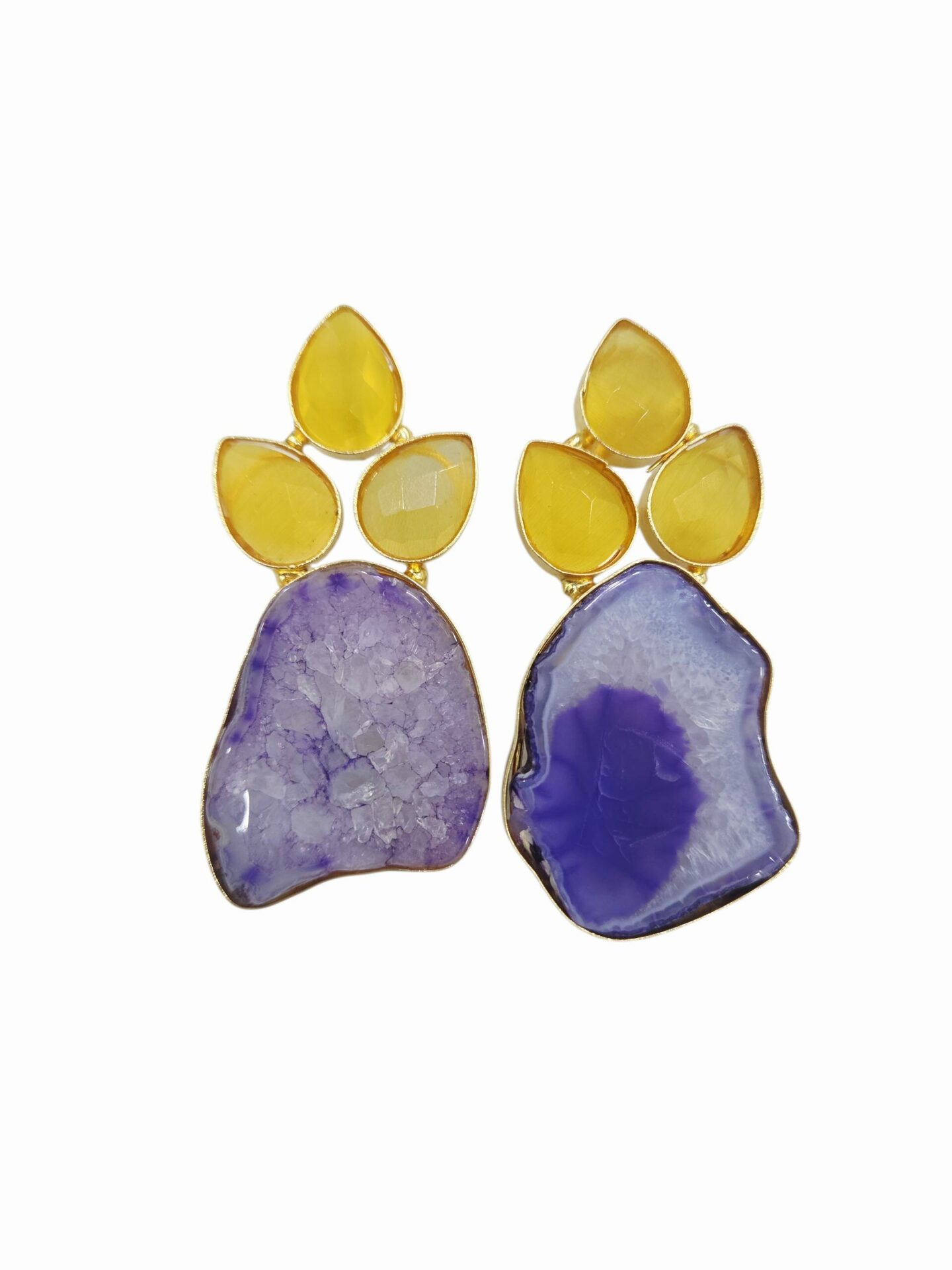 Orecchini realizzati occhio di gatto giallo e geode viola, contornati da ottone.
lunghezza 5cm
peso 14.7gr Spedizione Gratuita