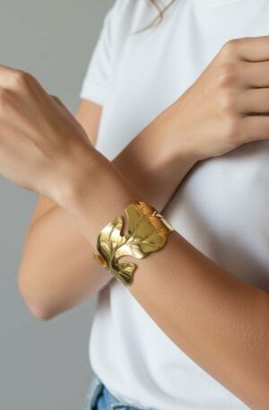 Rigid leaf bracelet made of gold-plated brass with interlocking links. Free Shipping. Bracciale rigido foglie realizzato in ottone dorato ad incastro Spedizione Gratuita