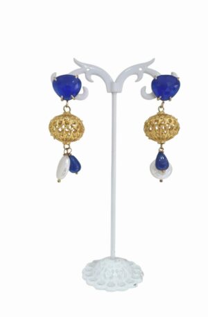 Orecchini  realizzati  con sfera traforata in ottone,perno occhio di gatto, pendente agata e perla di fiume piatta.lunghezza 5cmpeso 8.3gr Spedizione Gratuita