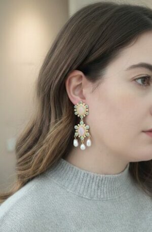 Orecchini  realizzati con quarzo rosa,turchese e perle di fiume su base in ottone.lunghezza 6.5cmpeso 10.7gr Spedizione Gratuita