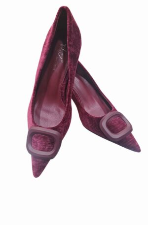 Décolleté bordeaux in velluto con fibia applicata. Tacco lucido 7 cm, suola antiscivolo, plantare morbido Spedizione Gratuita Décolleté bordeaux in velluto con fibia applicata. Tacco lucido 7 cm, suola antiscivolo, plantare morbido Spedizione Gratuita