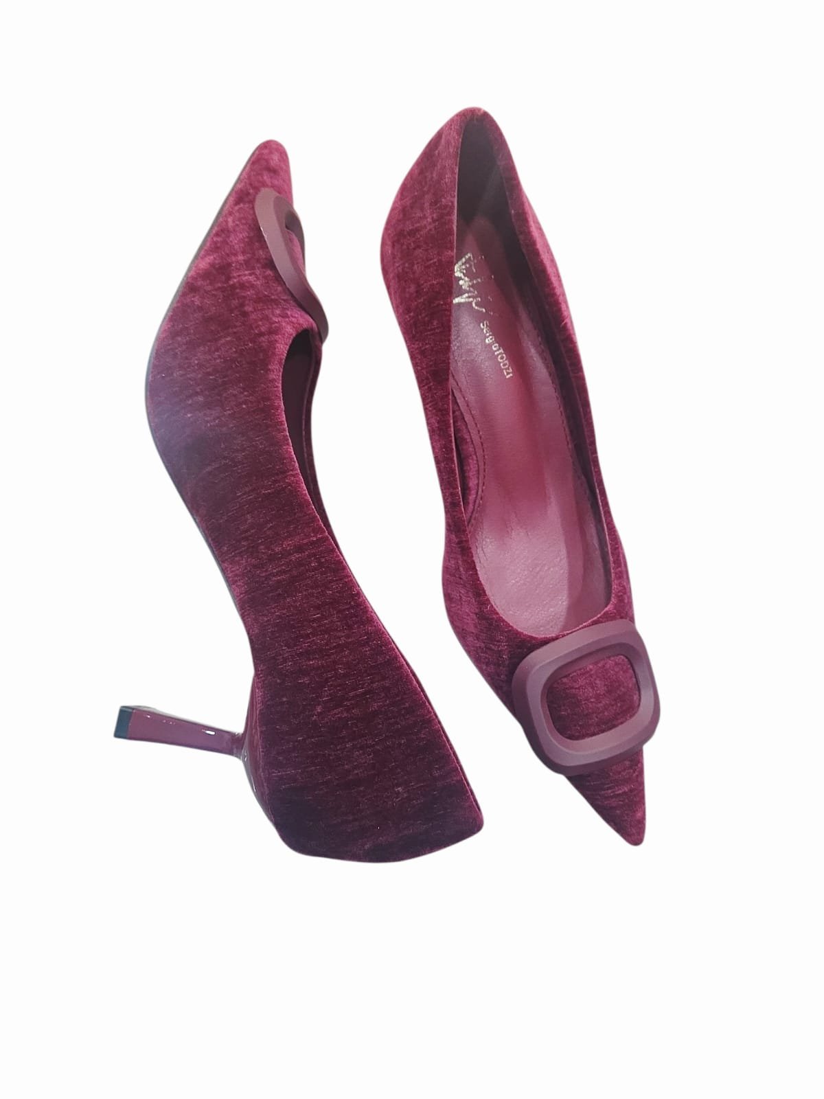 Décolleté bordeaux in velluto con fibia applicata. Tacco lucido 7 cm, suola antiscivolo, plantare morbido Spedizione Gratuita Décolleté bordeaux in velluto con fibia applicata. Tacco lucido 7 cm, suola antiscivolo, plantare morbido Spedizione Gratuita