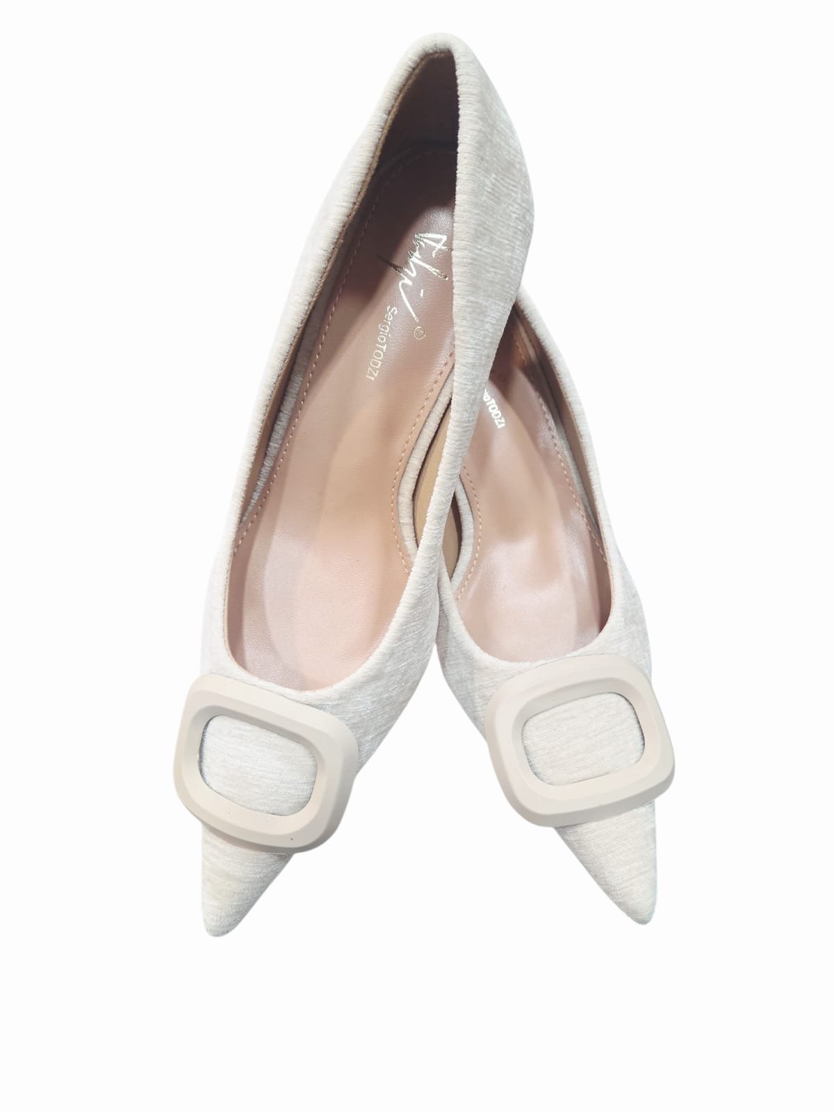 Décolleté beige in velluto con fibia applicata. Tacco lucido 7 cm, suola antiscivolo, plantare morbido. Spedizione Gratuita Décolleté beige in velluto con fibia applicata. Tacco lucido 7 cm, suola antiscivolo, plantare morbido. Spedizione Gratuita