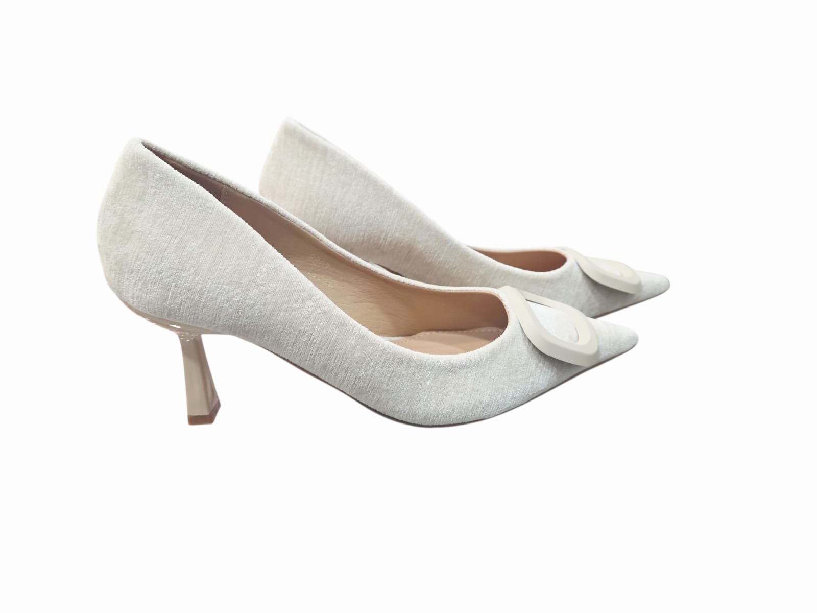 Décolleté beige in velluto con fibia applicata. Tacco lucido 7 cm, suola antiscivolo, plantare morbido. Spedizione Gratuita Décolleté beige in velluto con fibia applicata. Tacco lucido 7 cm, suola antiscivolo, plantare morbido. Spedizione Gratuita