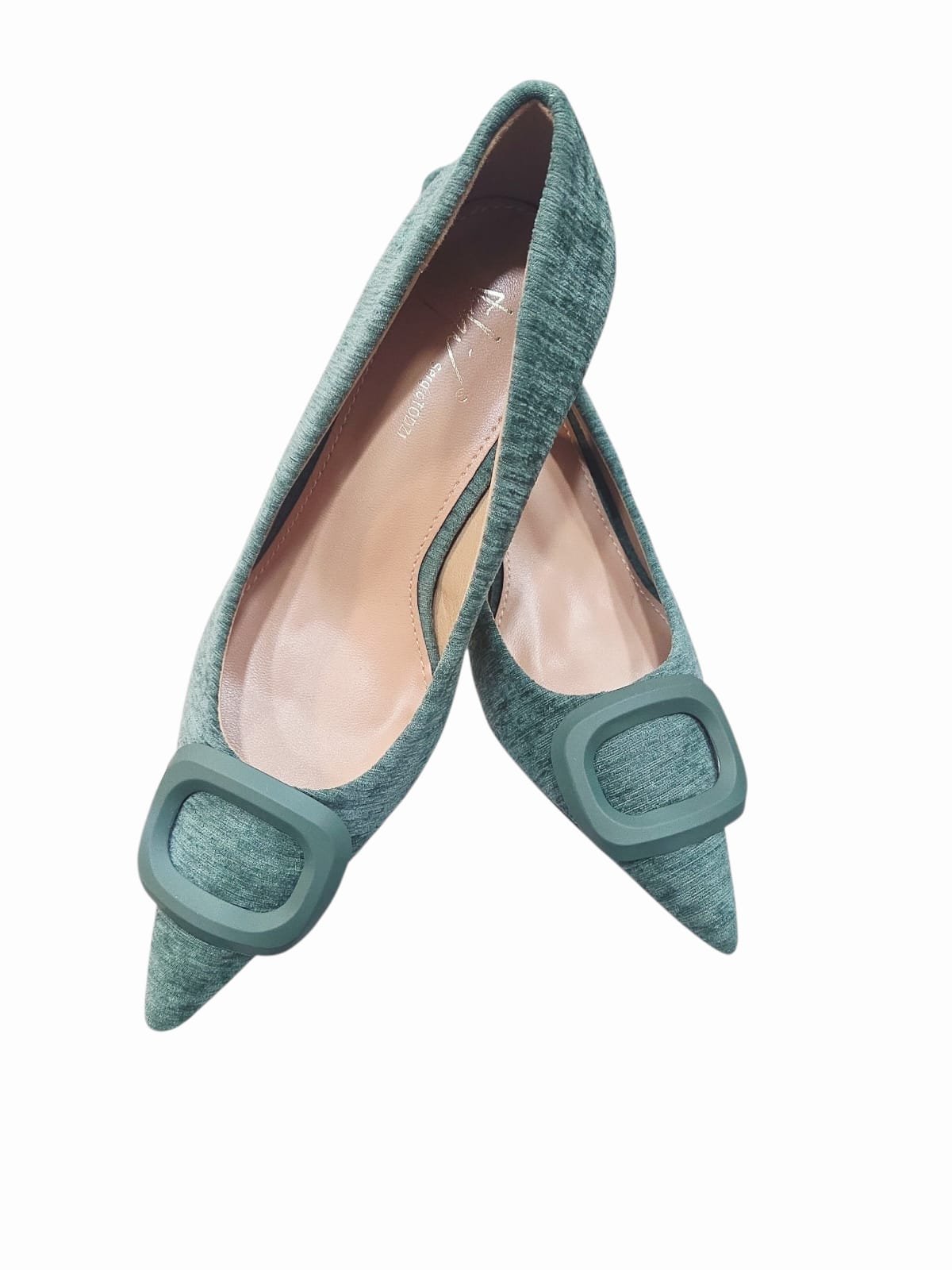 Décolleté verde in velluto con fibia applicata. Tacco lucido 7 cm, suola antiscivolo, plantare morbido. Spedizione Gratuita Décolleté verde in velluto con fibia applicata. Tacco lucido 7 cm, suola antiscivolo, plantare morbido. Spedizione Gratuita