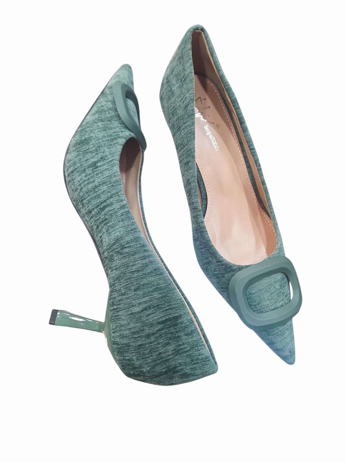 Décolleté verde in velluto con fibia applicata. Tacco lucido 7 cm, suola antiscivolo, plantare morbido. Spedizione Gratuita Décolleté verde in velluto con fibia applicata. Tacco lucido 7 cm, suola antiscivolo, plantare morbido. Spedizione Gratuita