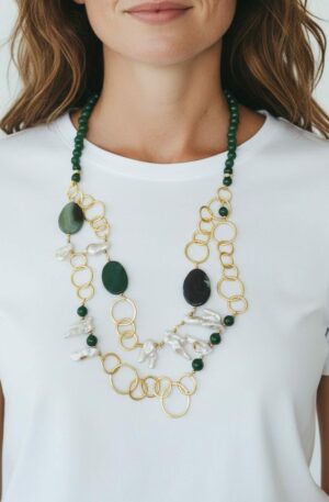 Collana lunga realizzata con agata verde,perle di fiume irregolari e catena in ottone. Lunghezza 74cm Spedizione Gratuita Collana lunga realizzata con agata verde,perle di fiume irregolari e catena in ottone. Lunghezza 74cm Spedizione Gratuita