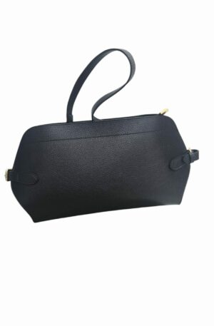 Borsa vera pelle nera,made Italy,interno in pelle con tasca laterale, chiusura con zip, dotata di tracolla. Misure L34 B10 H22 Spedizione Gratuita Borsa vera pelle nera,made Italy,interno in pelle con tasca laterale, chiusura con zip, dotata di tracolla. Misure L34 B10 H22 Spedizione Gratuita