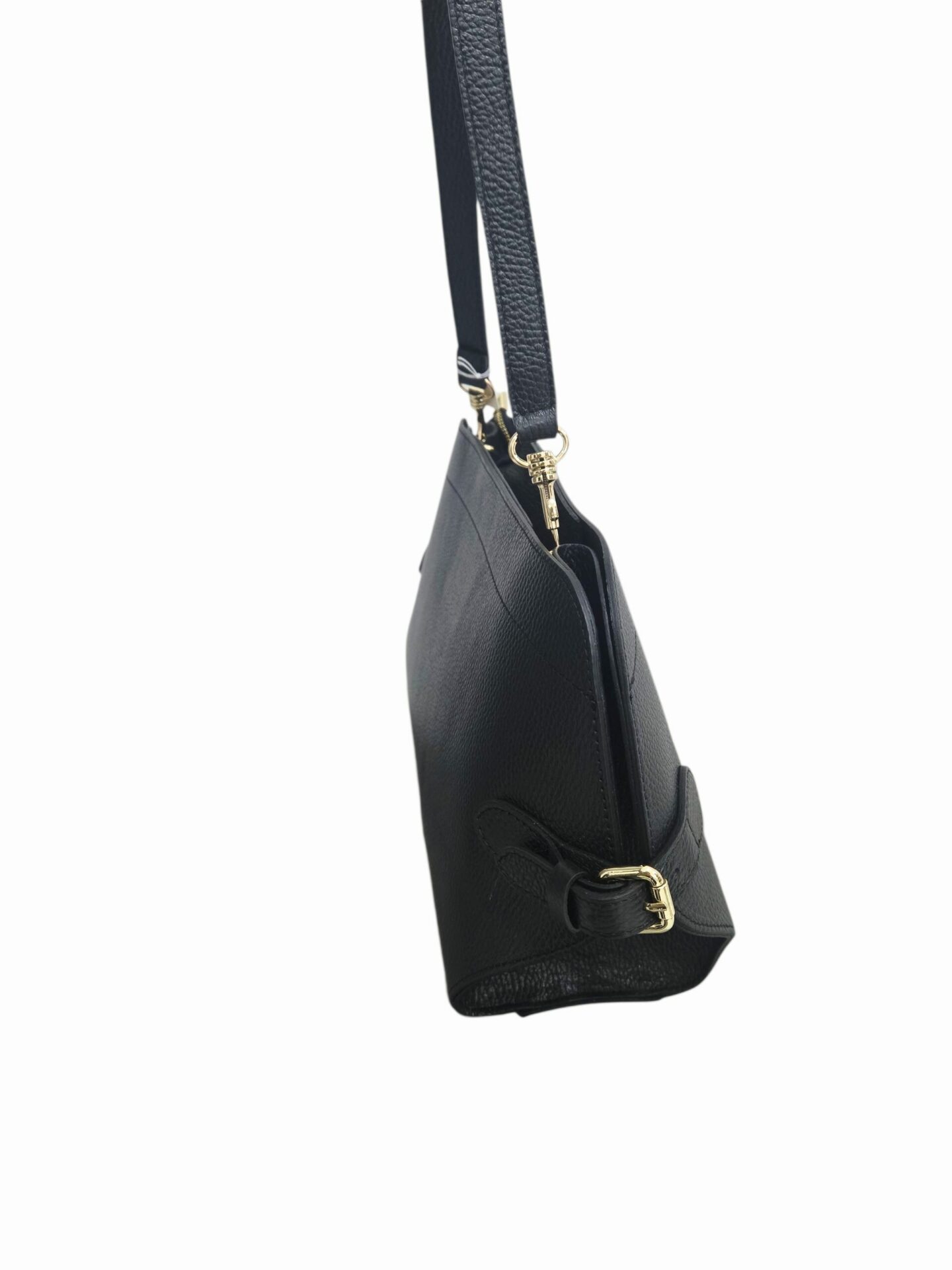 Borsa vera pelle nera,made Italy,interno in pelle con tasca laterale, chiusura con zip, dotata di tracolla. Misure L34 B10 H22 Spedizione Gratuita Borsa vera pelle nera,made Italy,interno in pelle con tasca laterale, chiusura con zip, dotata di tracolla. Misure L34 B10 H22 Spedizione Gratuita