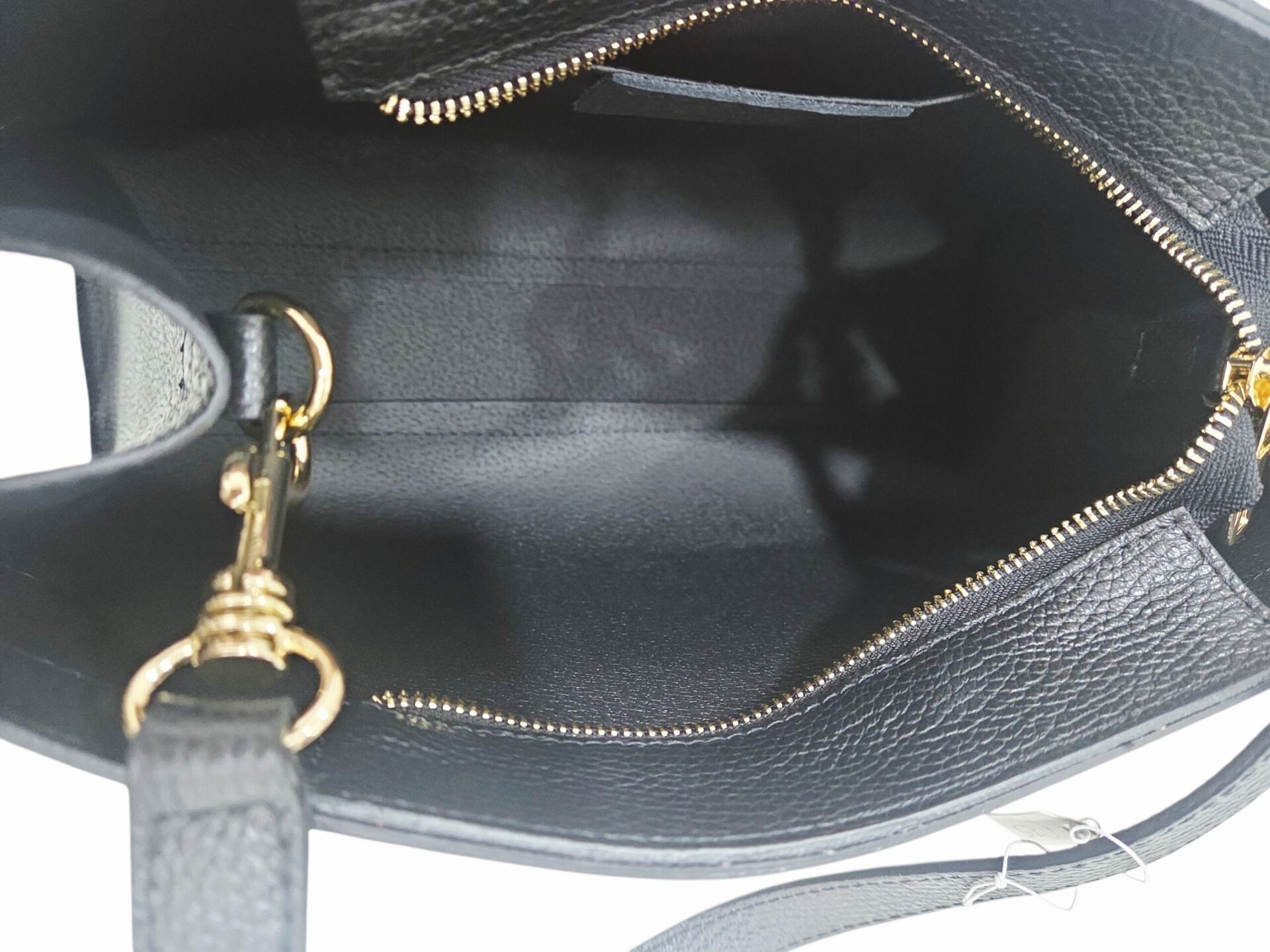 Borsa vera pelle nera,made Italy,interno in pelle con tasca laterale, chiusura con zip, dotata di tracolla. Misure L34 B10 H22 Spedizione Gratuita Borsa vera pelle nera,made Italy,interno in pelle con tasca laterale, chiusura con zip, dotata di tracolla. Misure L34 B10 H22 Spedizione Gratuita