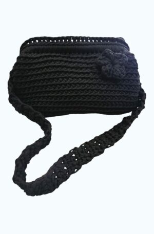 Borsa clutch nera realizzata con lavorazione crochet, manico a molla, dotata di tracolla.Misure L 30 B12 H 19 Spedizione Gratuita