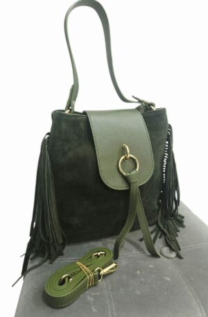 Borsa in vera pelle e camoscio,made Italy, con frange laterali, verde oliva,dotata di pattina apertura con zip interno unico foderato con tasche laterali, tracolla, zip esterna e tacchetti sulla base.Misure H26 B15 L30 Spedizione Gratuita