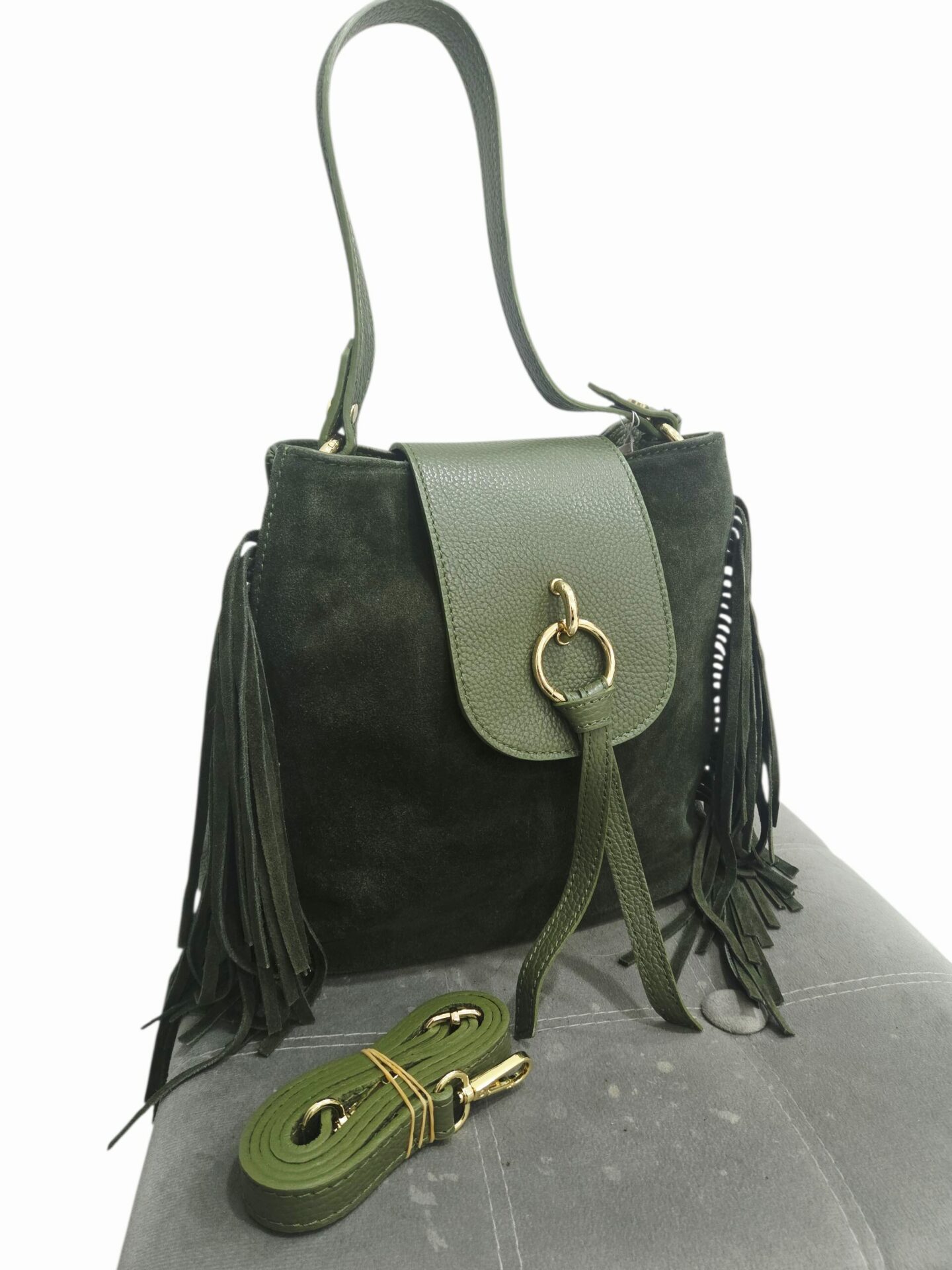 Borsa in vera pelle e camoscio,made Italy, con frange laterali, verde oliva,dotata di pattina apertura con zip interno unico foderato con tasche laterali, tracolla, zip esterna e tacchetti sulla base.Misure H26 B15 L30 Spedizione Gratuita Borsa in vera pelle e camoscio,made Italy, con frange laterali, verde oliva,dotata di pattina apertura con zip interno unico foderato con tasche laterali, tracolla, zip esterna e tacchetti sulla base.Misure H26 B15 L30 Spedizione Gratuita