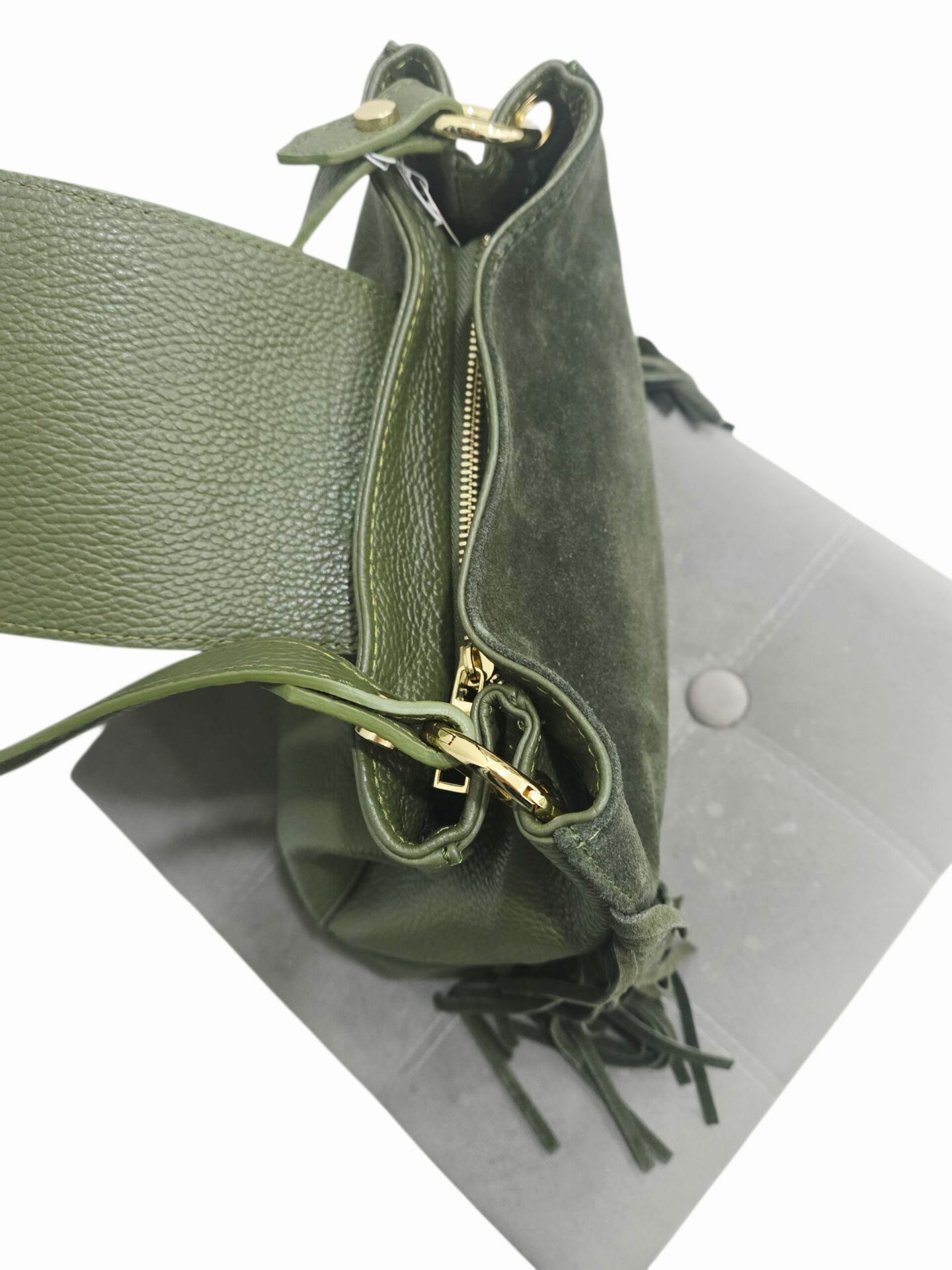 Borsa in vera pelle e camoscio,made Italy, con frange laterali, verde oliva,dotata di pattina apertura con zip interno unico foderato con tasche laterali, tracolla, zip esterna e tacchetti sulla base.Misure H26 B15 L30 Spedizione Gratuita Borsa in vera pelle e camoscio,made Italy, con frange laterali, verde oliva,dotata di pattina apertura con zip interno unico foderato con tasche laterali, tracolla, zip esterna e tacchetti sulla base.Misure H26 B15 L30 Spedizione Gratuita