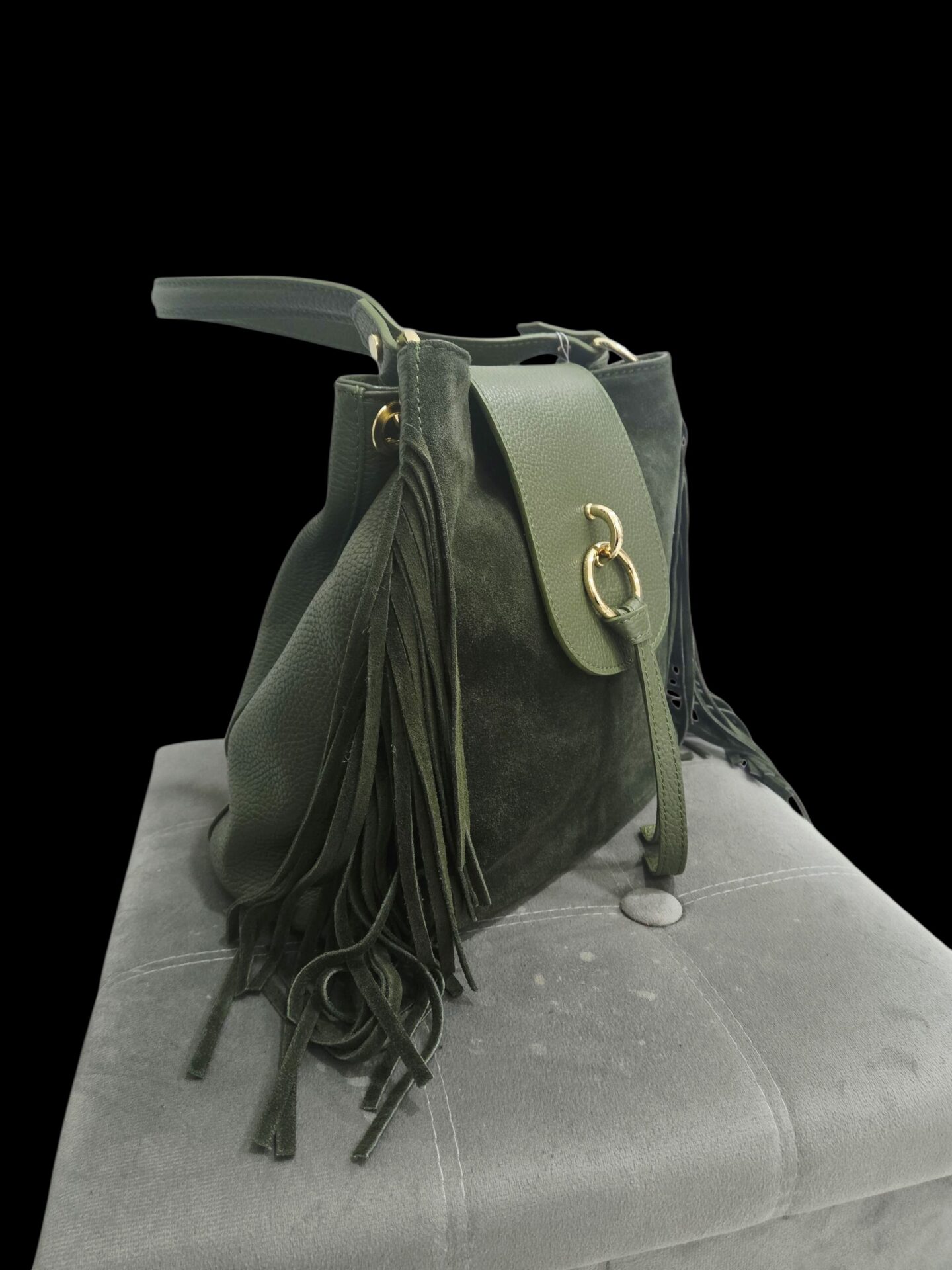 Borsa in vera pelle e camoscio,made Italy, con frange laterali, verde oliva,dotata di pattina apertura con zip interno unico foderato con tasche laterali, tracolla, zip esterna e tacchetti sulla base.Misure H26 B15 L30 Spedizione Gratuita Borsa in vera pelle e camoscio,made Italy, con frange laterali, verde oliva,dotata di pattina apertura con zip interno unico foderato con tasche laterali, tracolla, zip esterna e tacchetti sulla base.Misure H26 B15 L30 Spedizione Gratuita