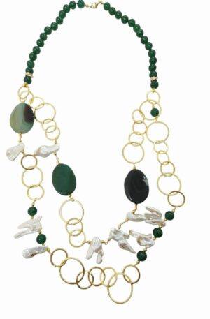Collana lunga realizzata con agata verde,perle di fiume irregolari e catena in ottone. Lunghezza 74cm Spedizione Gratuita