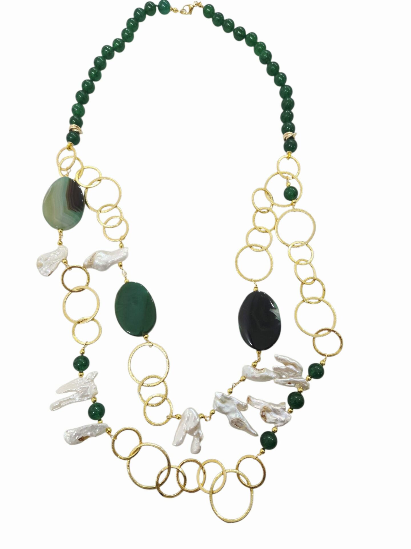 Collana lunga realizzata con agata verde,perle di fiume irregolari e catena in ottone. Lunghezza 74cm Spedizione Gratuita