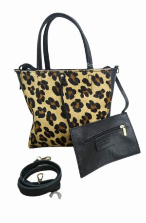 Borsa realizzata in vera pelle e cavallino maculato ,made Italy, chiusura con zip,interno nudo con borsellino estraibile e tracolla.Misure H24 B7 L28 Spedizione Gratuita