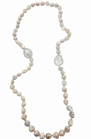 Collana realizzata con perle di fiume rosate e perle scaramazze piatte contornate da zirconi e sfere di zirconi bianchi.lunghezza 82cm Spedizione Gratuita Collana realizzata con perle di fiume rosate e perle scaramazze piatte contornate da zirconi e sfere di zirconi bianchi.lunghezza 82cm Spedizione Gratuita