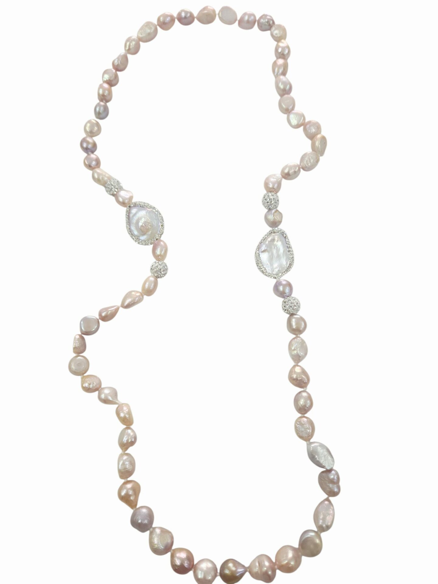 Collana realizzata con perle di fiume rosate e perle scaramazze piatte contornate da zirconi e sfere di zirconi bianchi.lunghezza 82cm Spedizione Gratuita Collana realizzata con perle di fiume rosate e perle scaramazze piatte contornate da zirconi e sfere di zirconi bianchi.lunghezza 82cm Spedizione Gratuita