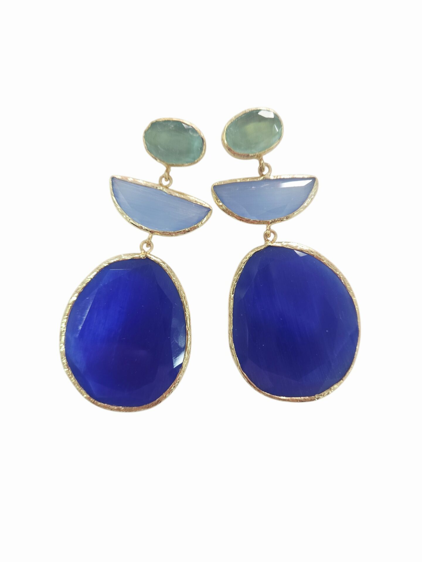 Orecchini realizzati con occhio di gatto circondato da ottone
lunghezza 7.5cm
peso 6.5gr Spedizione Gratuita