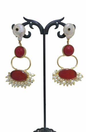 Orecchini realizzati artigianalmente con perle di maioraca,pietra naturale e perno con perle di fiume piatta e zirconelunghezza 6cmpeso 9.7gr Spedizione Gratuita