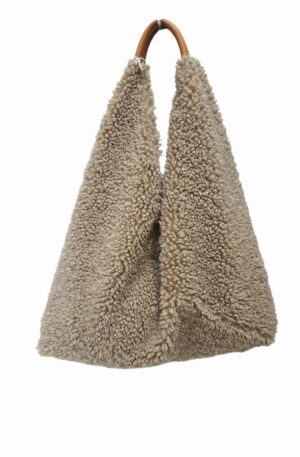 Sacca in tessuto beige con glitter argento e manico in vera pelle,chiusura con bottone magnetico
misure H 30 L 49 ampiezza manico 35 Spedizione Gratuita