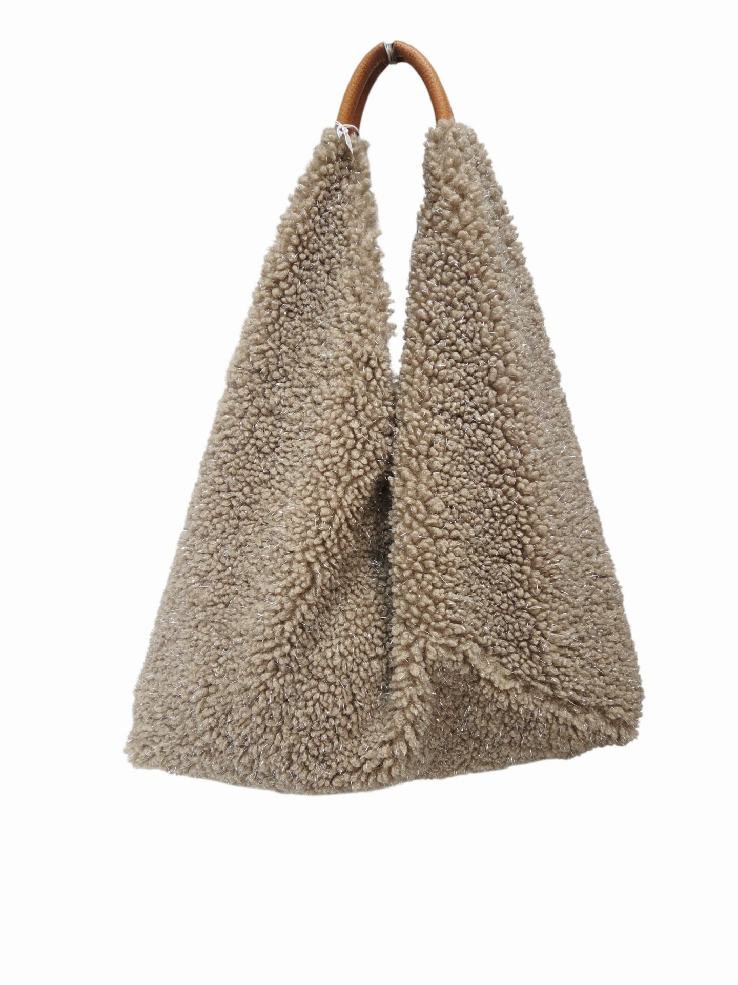 Sacca in tessuto beige con glitter argento e manico in vera pelle,chiusura con bottone magnetico
misure H 30 L 49 ampiezza manico 35 Spedizione Gratuita Sacca in tessuto beige con glitter argento e manico in vera pelle,chiusura con bottone magnetico
misure H 30 L 49 ampiezza manico 35 Spedizione Gratuita