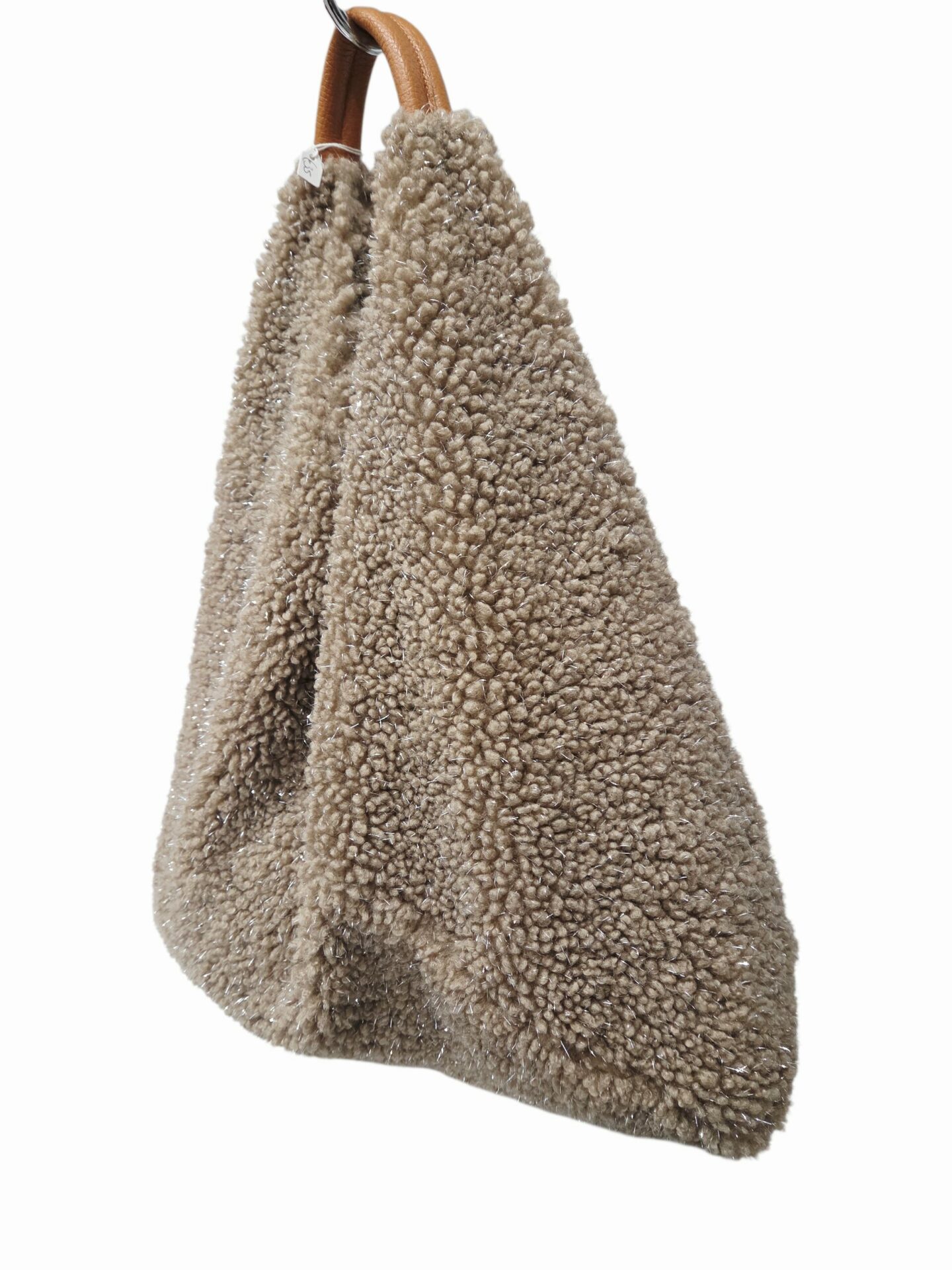 Sacca in tessuto beige con glitter argento e manico in vera pelle,chiusura con bottone magnetico
misure H 30 L 49 ampiezza manico 35 Spedizione Gratuita