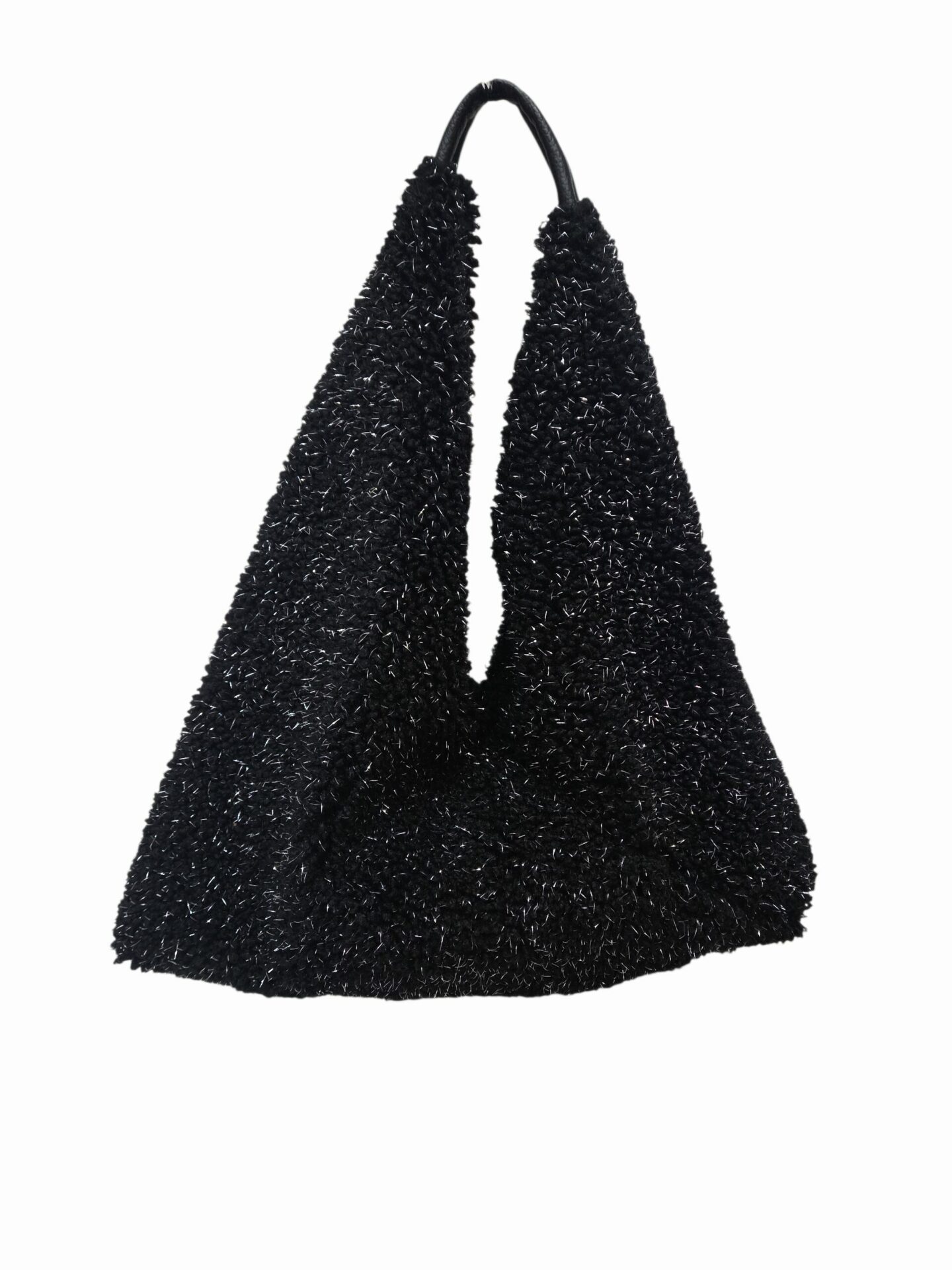 Sacca in tessuto nera con glitter argento e manico in vera pelle,chiusura con bottone magnetico
misure H 30 L 49 ampiezza manico 35 Spedizione Gratuita