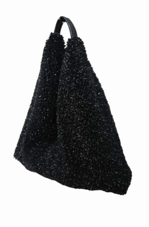Sacca in tessuto nera con glitter argento e manico in vera pelle,chiusura con bottone magnetico
misure H 30 L 49 ampiezza manico 35 Spedizione Gratuita