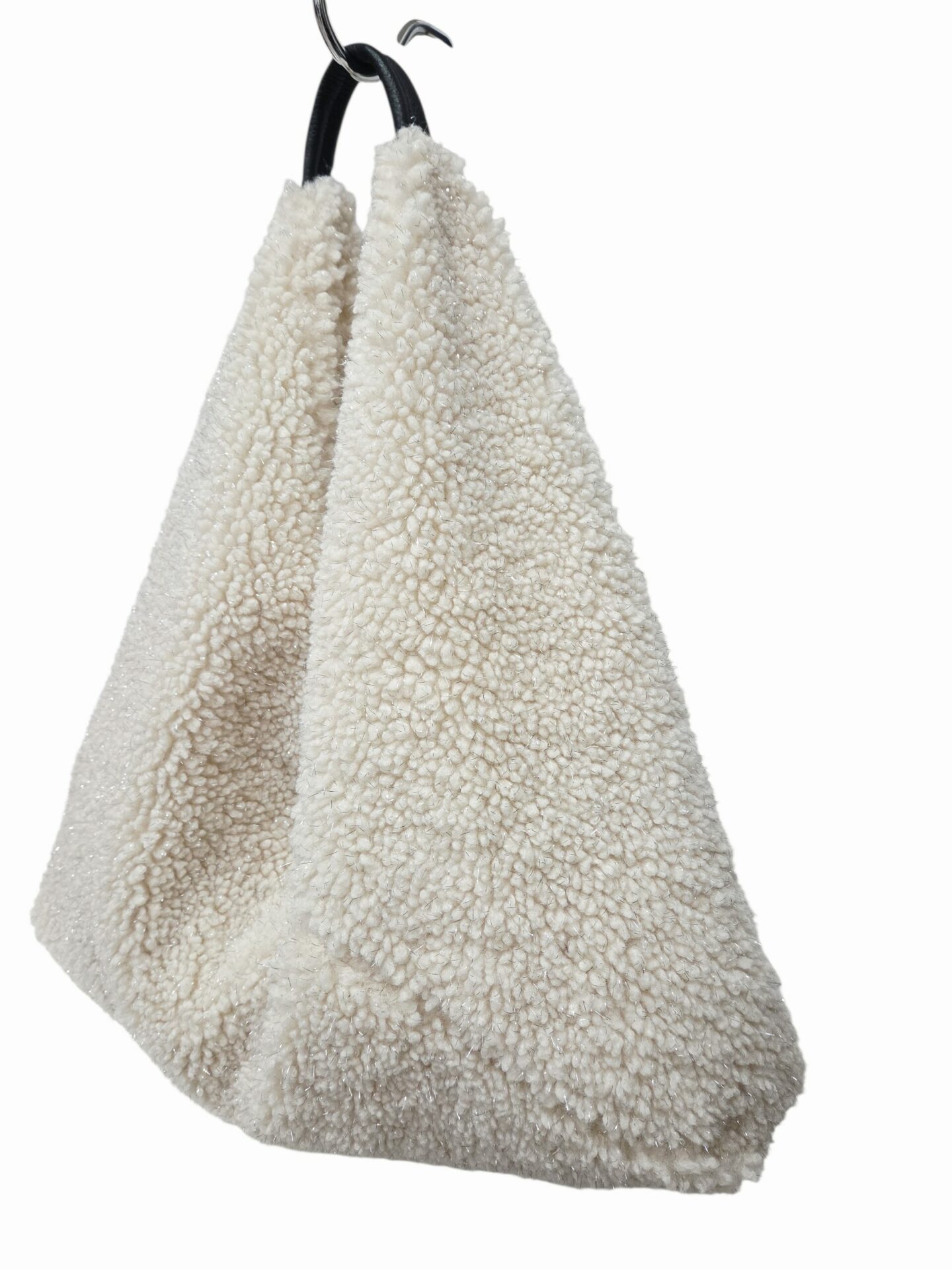 Sacca in tessuto bianca con glitter argento e manico in vera pelle,chiusura con bottone magnetico
misure H 30 L 49 ampiezza manico 35 Spedizione Gratuita