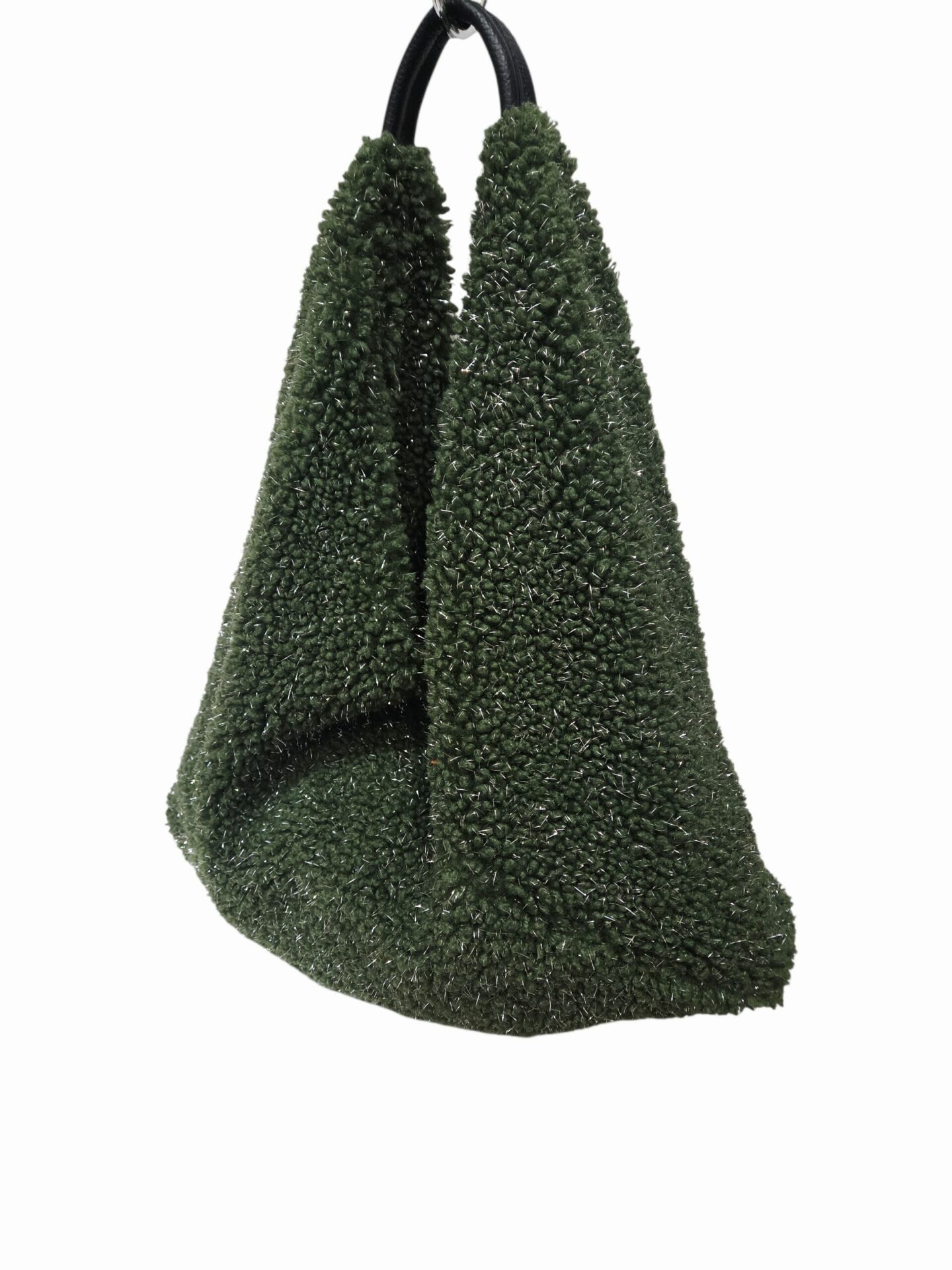 Sacca in tessuto verde con glitter argento e manico in vera pelle,chiusura con bottone magnetico
misure H 30 L 49 ampiezza manico 35 Spedizione Gratuita