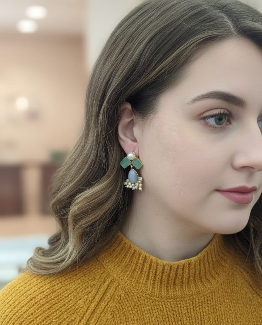 Orecchini  realizzati con occhio di gattoe perle di Maiorca pendenti e incastonate su base in ottone.lunghezza 3.5cmpeso 8.3gr Spedizione Gratuita