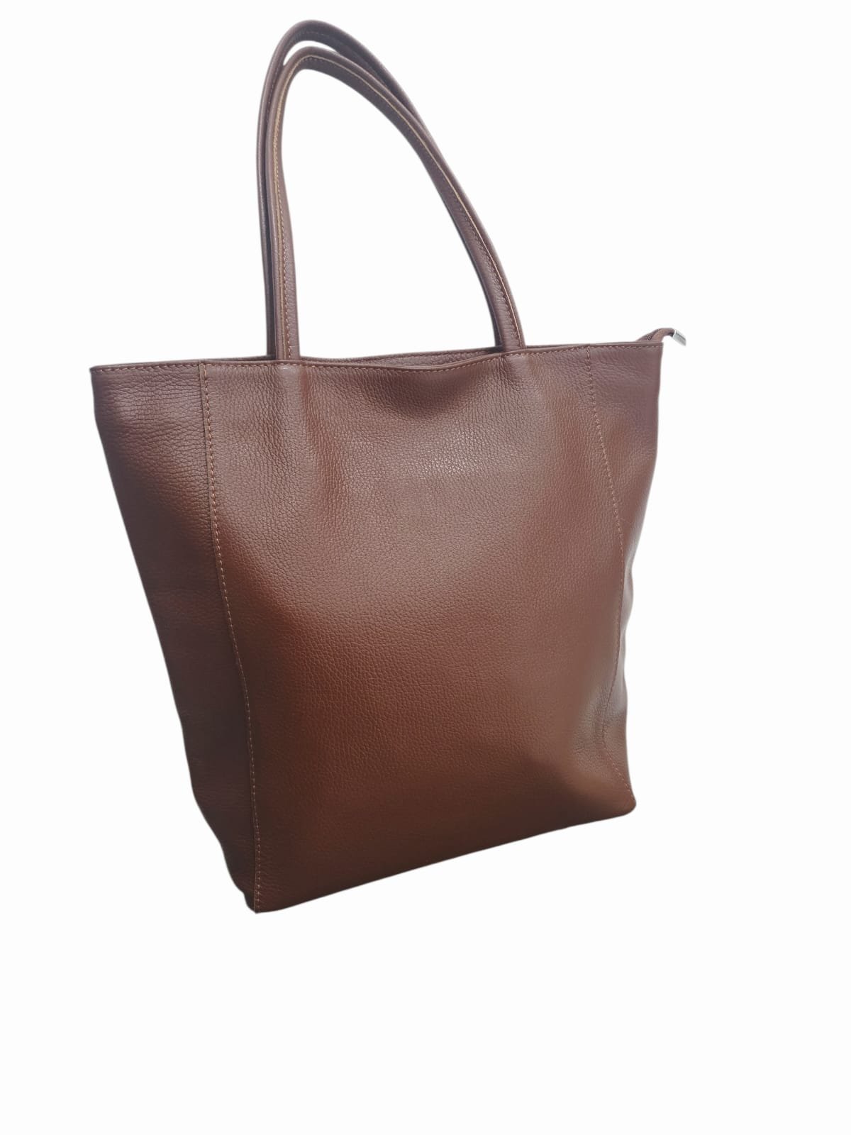 Shopper borsa in vera pelle, chiusra con zip, tasca esterna con zip, interno foderato con tasche laterali.Misure L 28 B13 H36 ampiezza manico 28cm Spedizione Gratuita Shopper borsa in vera pelle, chiusra con zip, tasca esterna con zip, interno foderato con tasche laterali.Misure L 28 B13 H36 ampiezza manico 28cm Spedizione Gratuita
