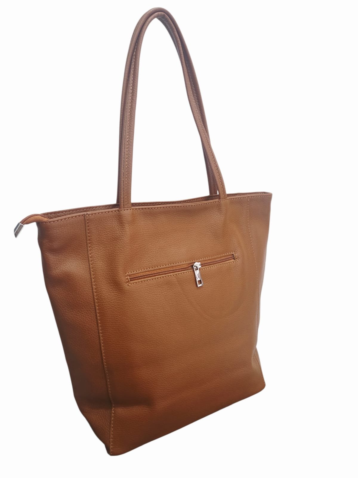 Shopper borsa in vera pelle, chiusra con zip, tasca esterna con zip, interno foderato con tasche laterali.Misure L 28 B13 H36 ampiezza manico 28cm Spedizione Gratuita Shopper borsa in vera pelle, chiusra con zip, tasca esterna con zip, interno foderato con tasche laterali.Misure L 28 B13 H36 ampiezza manico 28cm Spedizione Gratuita